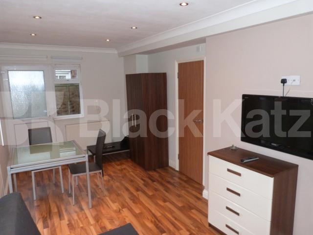 			All Bills Included !, Studio Apartment, 1 bath, 1 reception Flat			 Queens Avenue, Muswell Hill